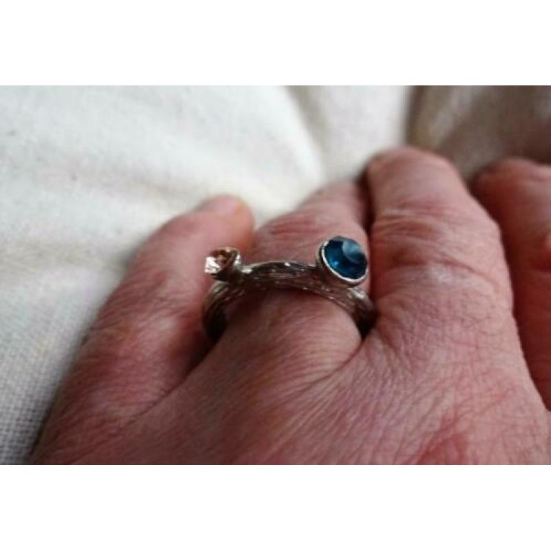 Zilverkleurige ring met 1 blauw 1 roze glimmer