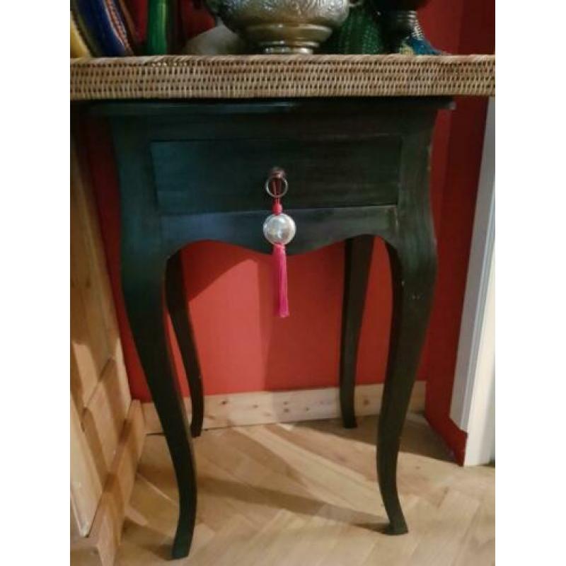 VERKOCHT Leuk tafeltje, mini kastje. Zwart