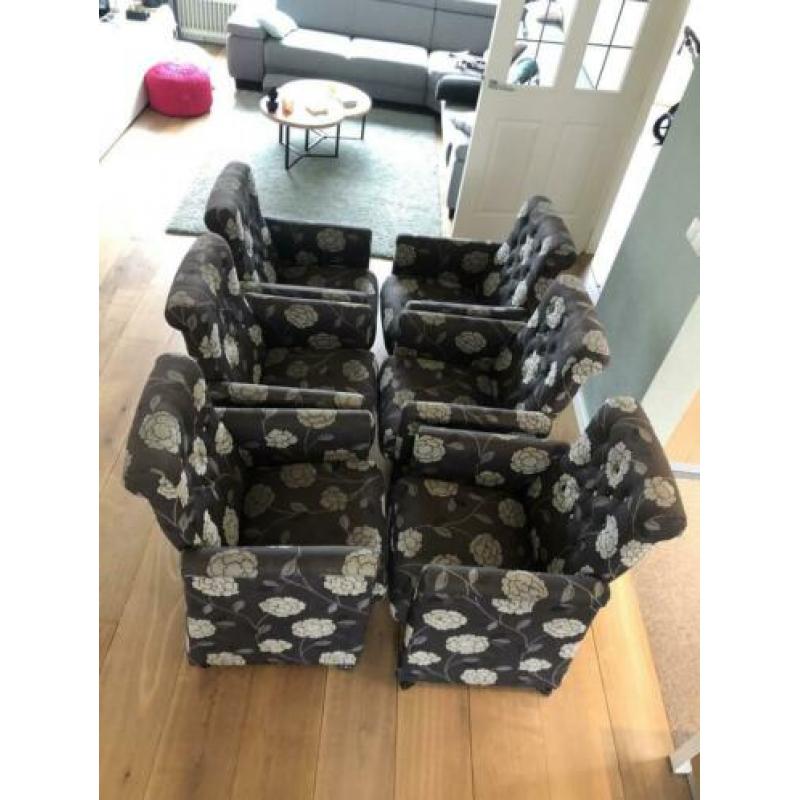 Mooie gecapitonneerde eetkamerstoelen binnenvering&wieltjes