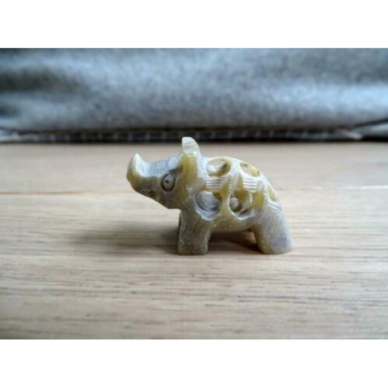 Vijf verschillende miniatuur varkentjes van natuursteen