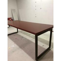 Tafel met geoxideerd onderstel. Heel mooi. 220x80