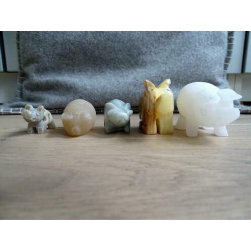 Vijf verschillende miniatuur varkentjes van natuursteen