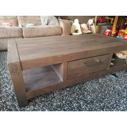 Eettafel met bijpassende salontafel en eettafel fauteuils