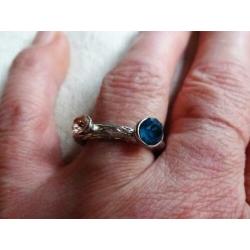 Zilverkleurige ring met 1 blauw 1 roze glimmer