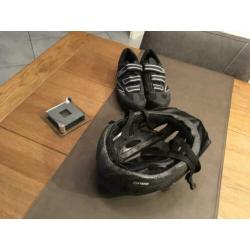 Mooie set schoenen en helm voor de fiets.