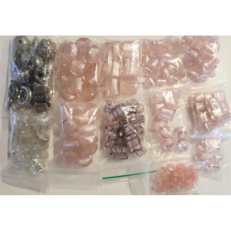 124 - pakket/ partij kralen (roze zilverfolie)