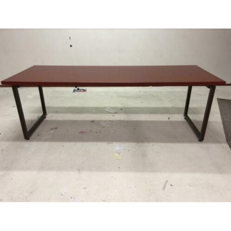 Tafel met geoxideerd onderstel. Heel mooi. 220x80