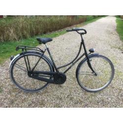 Stoere, heerlijk licht fietsende, oma-stadsfiets.