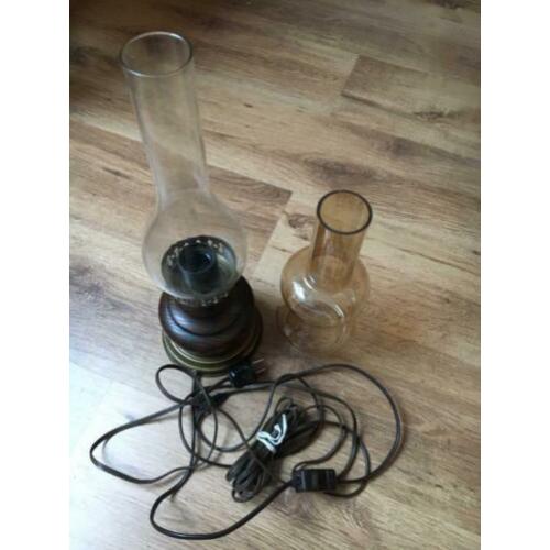 Lamp, houten voet met 2 verschillende lampglazen