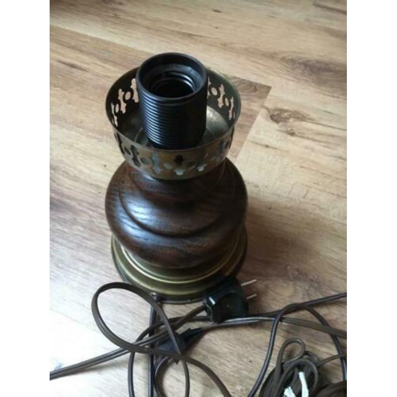 Lamp, houten voet met 2 verschillende lampglazen