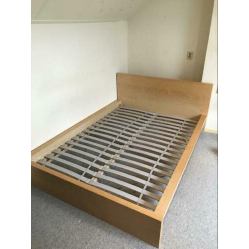 Ikea Malm bed (140x200cm) met 2 Sultan Lödingen lattenbodems