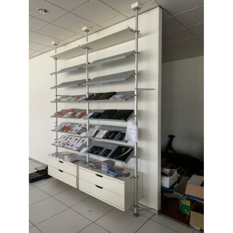 Groot wanddisplay met laden