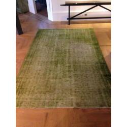 Perzisch tapijt handgeknoopt en colored in groen