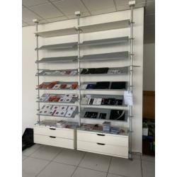 Groot wanddisplay met laden