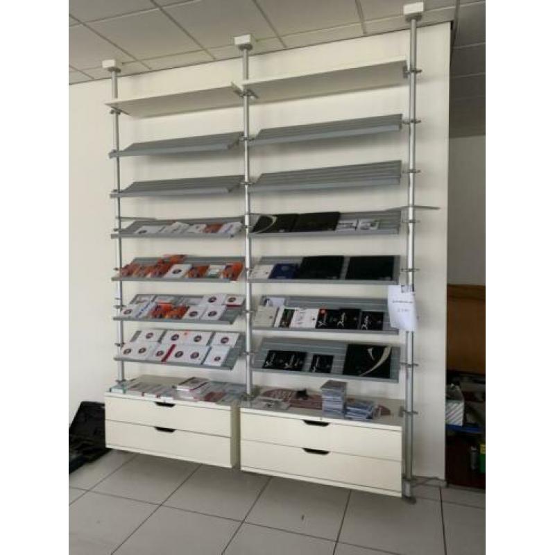 Groot wanddisplay met laden