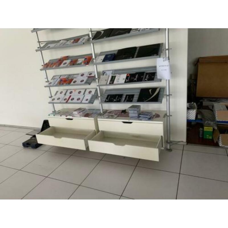 Groot wanddisplay met laden