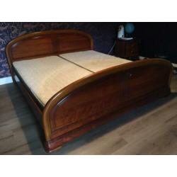 Auping bed voor 2 personen gemaakt van kersenhout