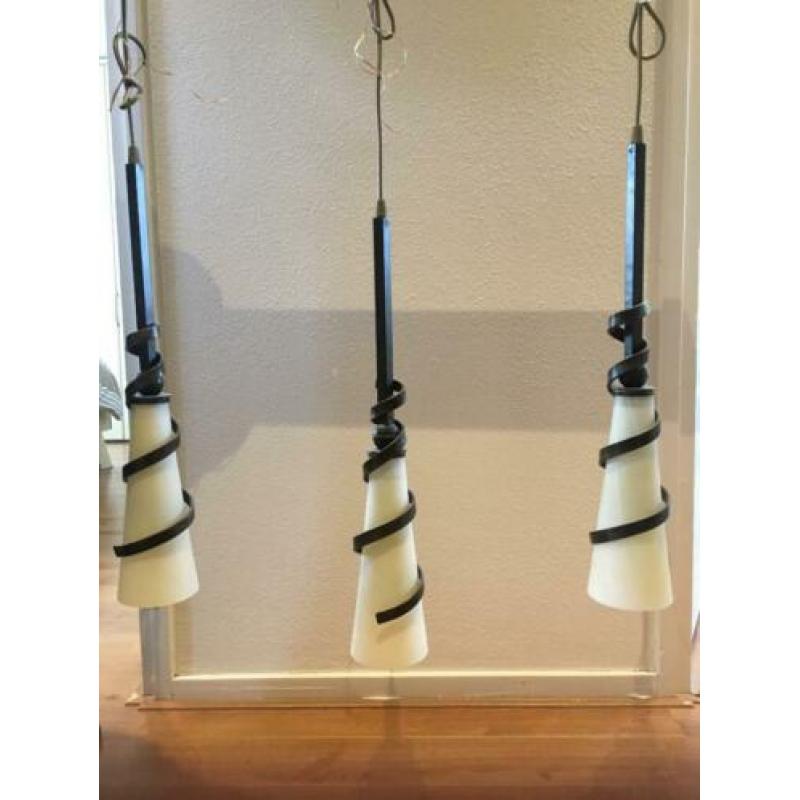 diverse lampen boven eettafel en op dressoir, bijna gratis!!
