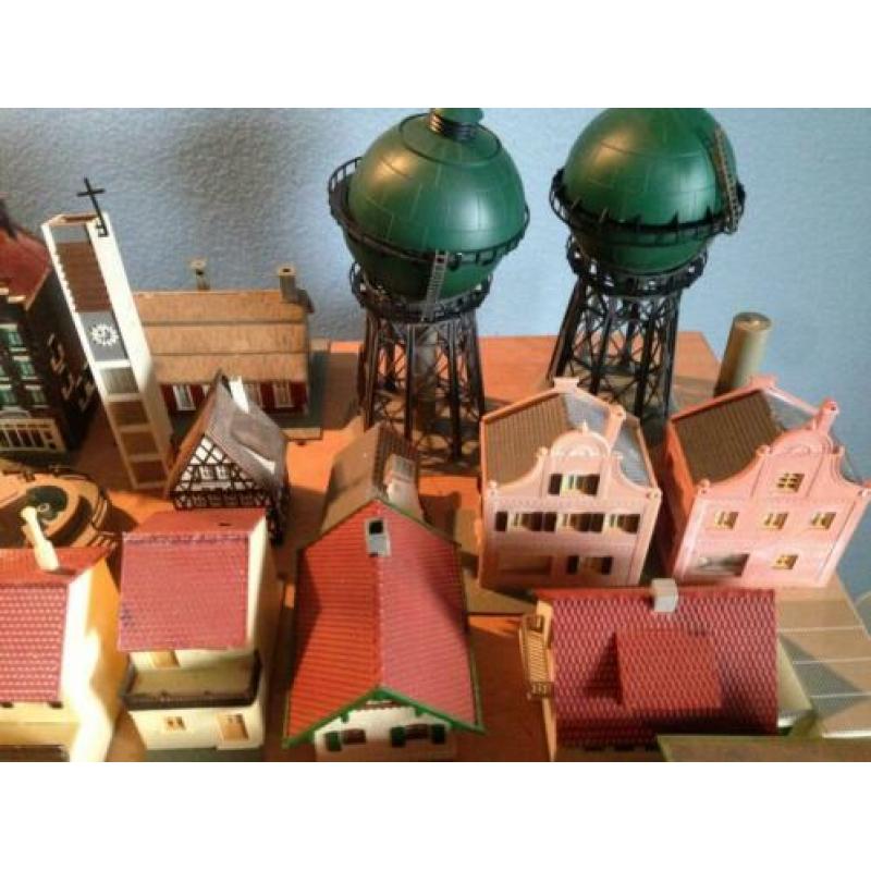Grote tafel vol H0 Huisjes scenery