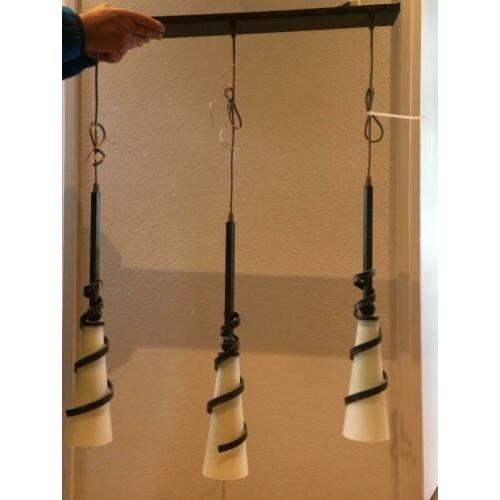 diverse lampen boven eettafel en op dressoir, bijna gratis!!