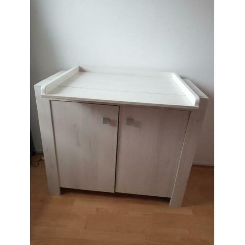 Commode met ledikant (zonder matras)
