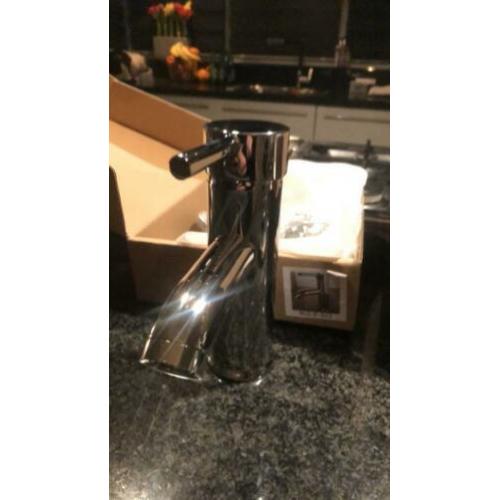 Twee nieuwe kranen voor badkamer