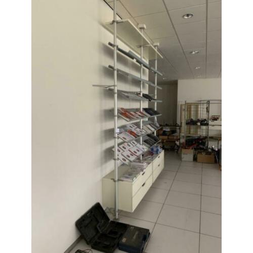 Groot wanddisplay met laden