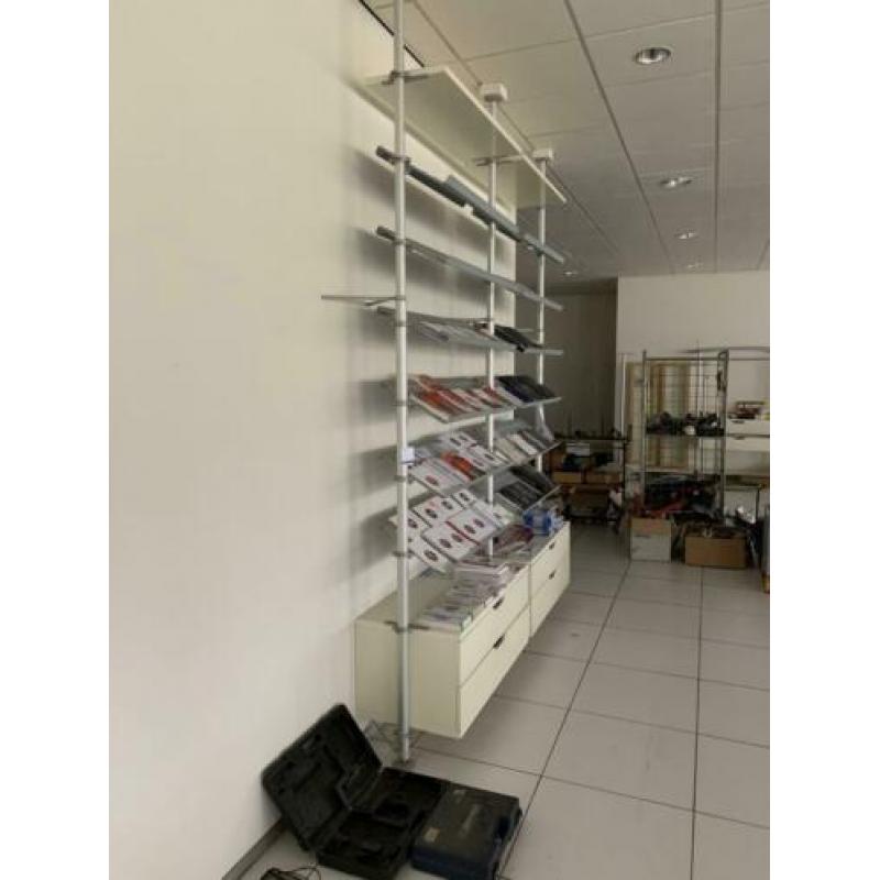 Groot wanddisplay met laden