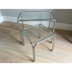 Twee kleine bijzettafeltjes.chroom met glas.