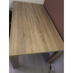 Nette tafel in eikenkleur