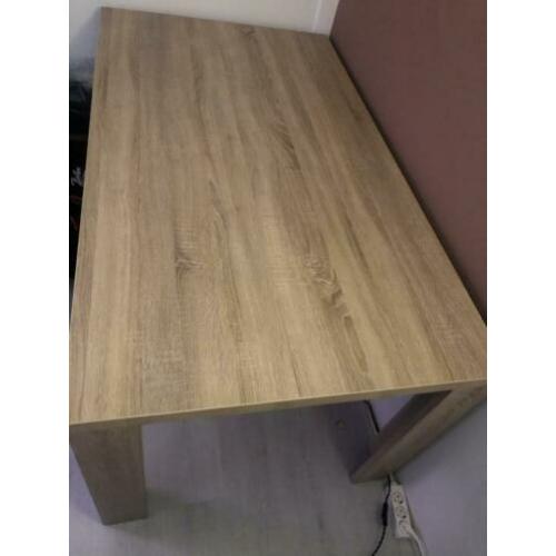 Nette tafel in eikenkleur
