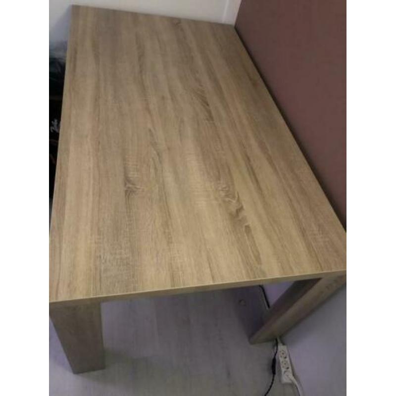 Nette tafel in eikenkleur