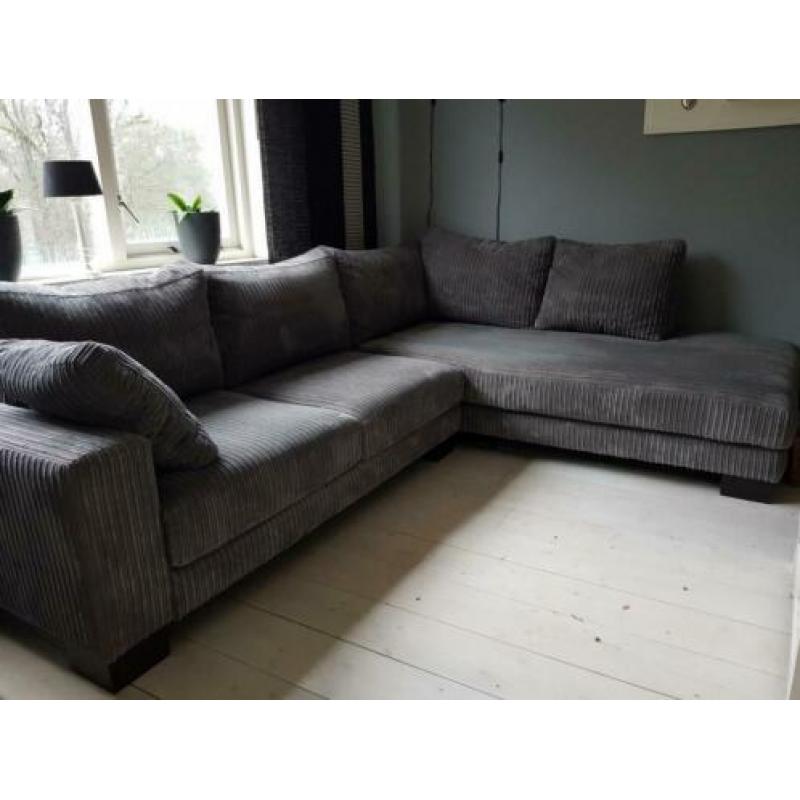 Grijze Ribstoffen hoekbank met lounge.