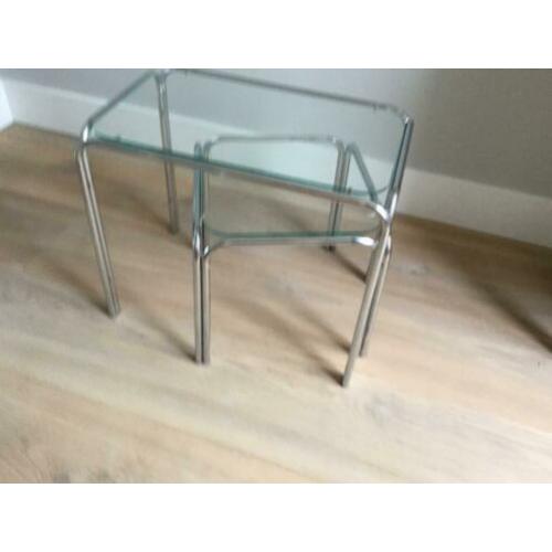 Twee kleine bijzettafeltjes.chroom met glas.