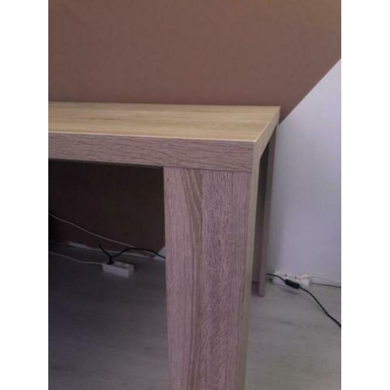 Nette tafel in eikenkleur