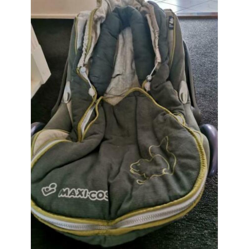 Zeer nette en complete maxi cosi met voetenzak