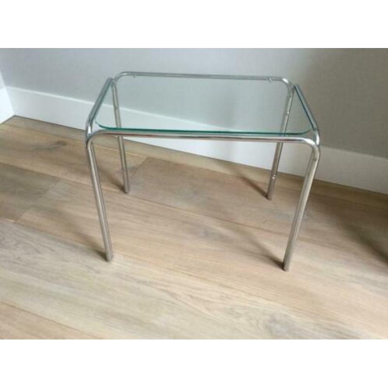 Twee kleine bijzettafeltjes.chroom met glas.
