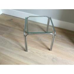 Twee kleine bijzettafeltjes.chroom met glas.