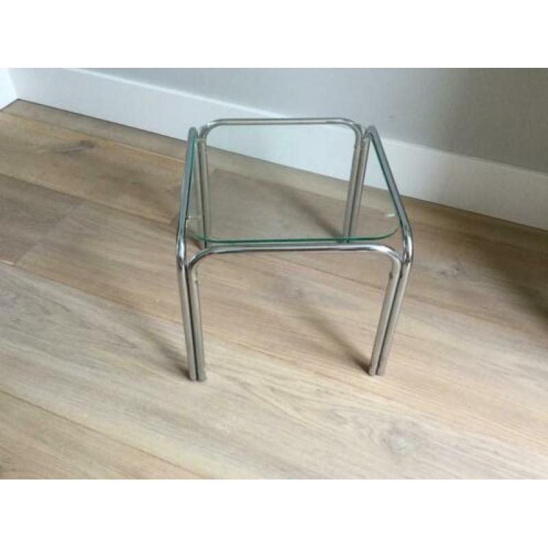 Twee kleine bijzettafeltjes.chroom met glas.