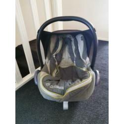 Zeer nette en complete maxi cosi met voetenzak