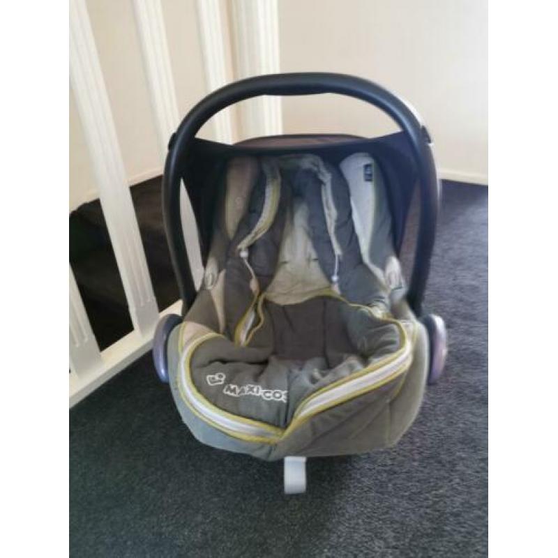 Zeer nette en complete maxi cosi met voetenzak