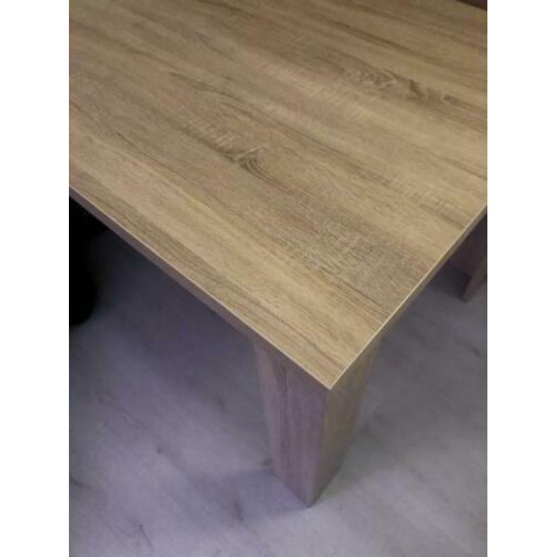 Nette tafel in eikenkleur