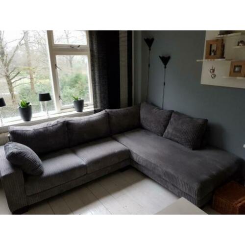 Grijze Ribstoffen hoekbank met lounge.
