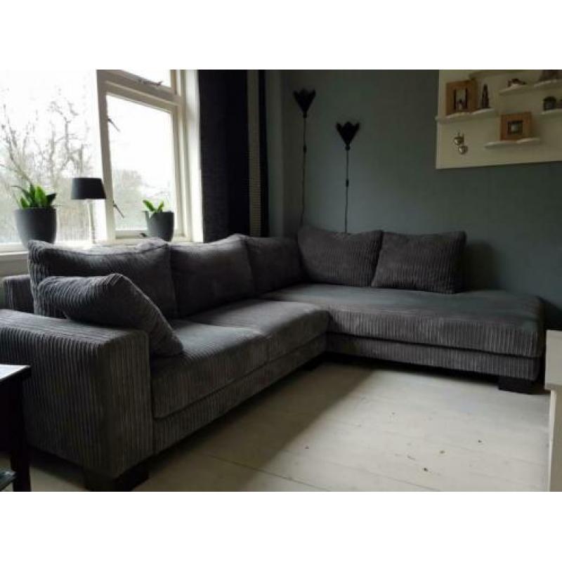 Grijze Ribstoffen hoekbank met lounge.