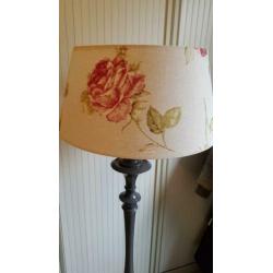 staande lamp, lampenkap en voet, landelijk, brocante lamp