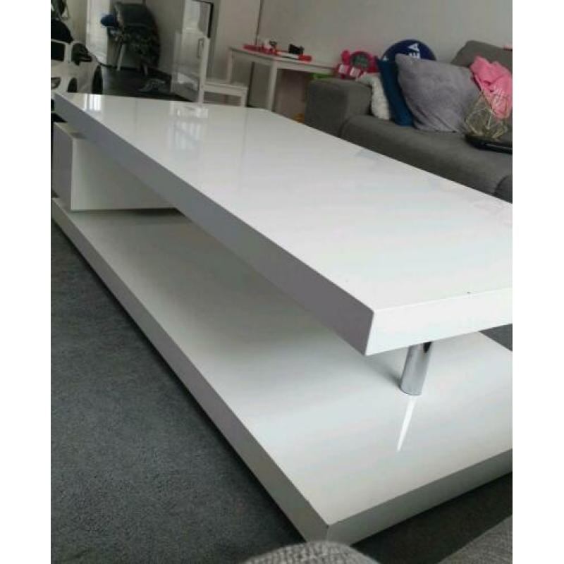 Hoogglans wit salon tafel.