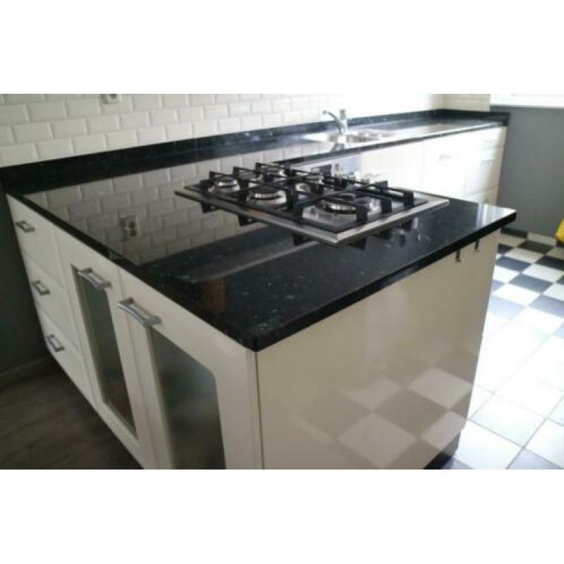 Keuken. Gebroken wit. Granieten werkblad.