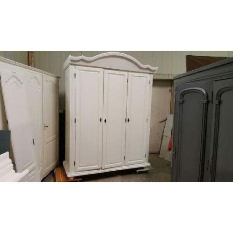 Garderobe brocante houten kledingkast linnen slaapkamerkast