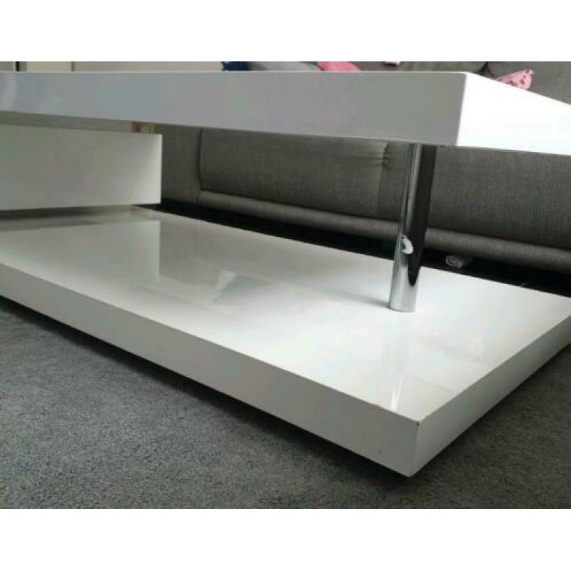 Hoogglans wit salon tafel.