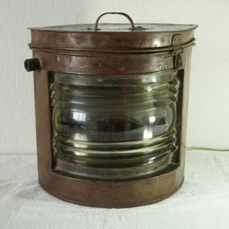 Scheepslamp van rood koper. Inclucief het bakboord glaasje.